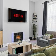 Spacious Home, Fast WIFI, Parking, Near Bury City Centre and The Rock