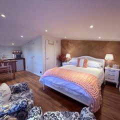 Wild Meadow Cottage - Countryside Views and King Bed