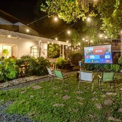 Spacious 6 Bedroom Private Villa 5 Minutes to Crisologo Sleeps 20