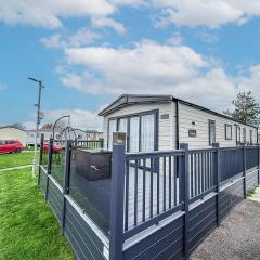 Stunning 8 Berth Caravan With Decking At Kessingland Beach Ref 90017D