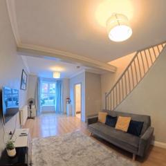 Labbyf Spacious 3-4 Bed House Sleeps 8 near Northampton Train Station, University and City Centre