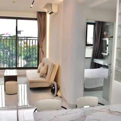 2BR Picity - 3 Pools, Gym, 30 mins to Airport