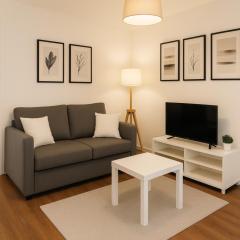 Modern 3-Bed House, Parking, WI-FI, Transport Links