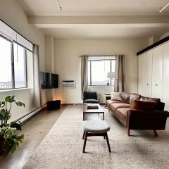 Westown Studio Apt Near Fiserv, Baird, and Theater District