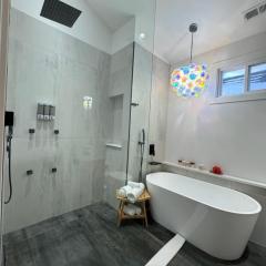 Chic Luxe Spa Retreat Light Filled King Bed Garage