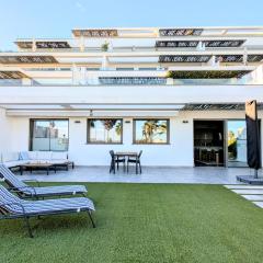 Apartamento frente a la piscina, gran jardín y vistas al mar