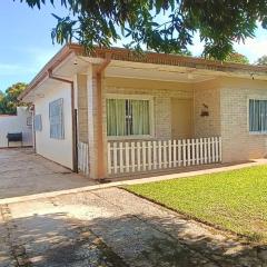 Casa familiar completa con patio grande y estacionamiento en zona tranquila