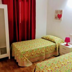 Chalet Familiar con Barbacoa y Terraza Soleada a Minutos del Mar