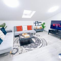 3 Bedrooms Luxury Apartment with Free Street Parking and Fast WiFi