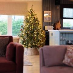 Stunning Waterfront, Wood Fired Hot Tub, Projector & Log Burner