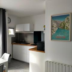 Studio Le Provence 2 étoiles tout équipé, wifi, parking