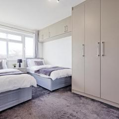 Modern 3-Bed Home - Sleeps 6 -Parking -2 Bathrooms - Near Tilbury Port