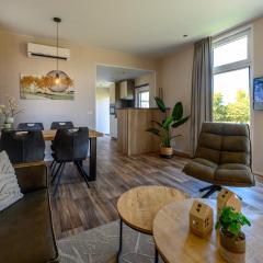 Modernes Chalet mitten im Grünen mit eigener Terrasse am Wasser Nr 67