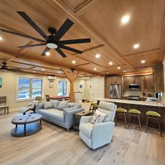 Powder Run - Modern 3BR Basecamp with Hot Tub, AC, EV Charger & Flat Parking