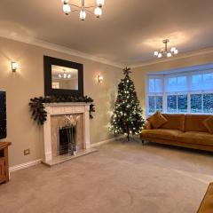 Spacious 4 Bed Home near Elizabeth Line, perfect for Contractors, Families & Groups