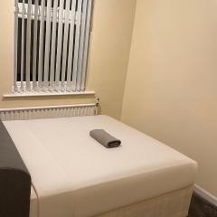 3-Bed Home, Free Parking, Smart TV,Family & Business Ready