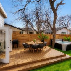 Sunflower House - Luxe Retreat with Sauna & Hot Tub