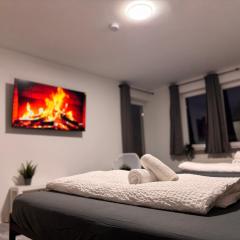 STN Kocherwald Suite - Ferienwohnung mit 4 Schlafzimmer, 8 Big Beds, Parkplatz & Balkon, Highspeed WLAN, Netflix Premium, Zentral zu Audi & Schwarz Gruppe
