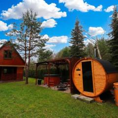 Całoroczny, drewniany domek przy lesie