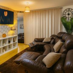 Modern 2 Bed Apartment with Free Parking