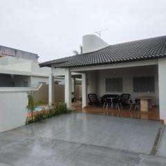 Casa com piscina 4 quartos 2 suítes condomínio frente mar