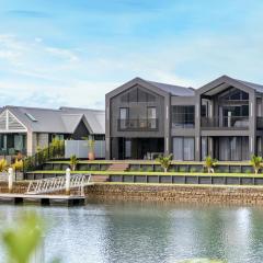 Luxury Beach Retreat - Mountain Views & Boat Jetty