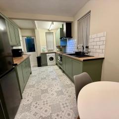 3 Bedroom Home Near Sheffield City Centre Contractors And Groups Sleeps up to 7 Garden Free parking