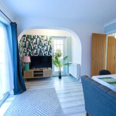 Bright & Airy 4x Bed House with Parking