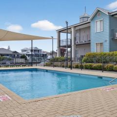 Serene 2-Bed Apartment by the Canal