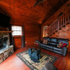 The Bearfoot Cabin! Ideally located, decorated for Christmas, Fireplace, Game Room!