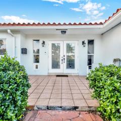 Hard Rock 2 Bed-1Bath Private Guest House with shared pool