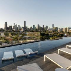 Luxe 2BR with Rooftop Pool and CBD View