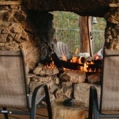 Stonegate Lodge Saltwater Pool 2 Queen Beds Firepit Fast WiFi Room #307