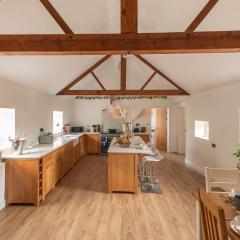 Stunning 5-bed Barn Conversion in Newark-on-Trent by Renzo, Beautiful Surroundings, Sleeps 10!