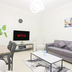 Holiday Ready 1 Bedroom Stylish Creek front