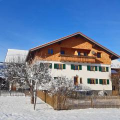 Bauernhof Finkel - Ferienwohnungen mit Balkon - Bergsicht - Traktor mitfahren - Tiere streicheln - entspannter Familienurlaub - zentrale Lage nahe Oberstdorf