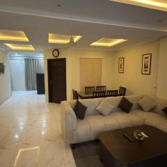 Three bedroom Entire Luxury Apartment Near Airport