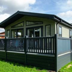 Malton Pines Lodge with Hot Tub