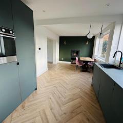 Relax in Comfort, Renovated 3 Bed Nuthall Retreat