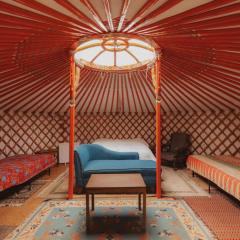 Cosy yurt at a nature retreat in CA
