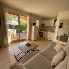 Rez-de-jardin Pinède Piscine Clim proche Plage Village naturiste 230