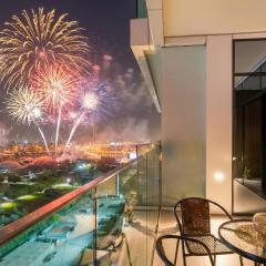 Ultimate Stay - 3 Beds - Scenic Panoramic Views - Right at Metro Station - 5-10min to Sea, Burj Khalifa, Old Town, Downtown - 15min from Airport