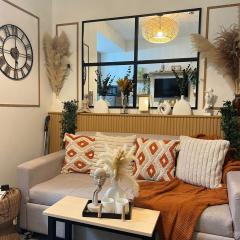 Aesthetic walking distance to MOA,near NAIA AIRPORT with NETFLIX,MINIVIDEOKE,BOARDGAMES-DUXE2