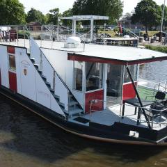 Hausboot Levitate im Hafen von Barßel