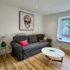 London Apartment with Three Bedrooms and Parking