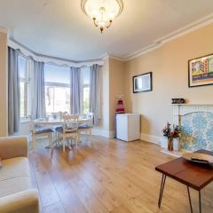 Comfortable Ealing Apartment with Workspace