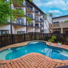 Blue Haven on Craftmanship Hotel with WiFi Pool & Parking