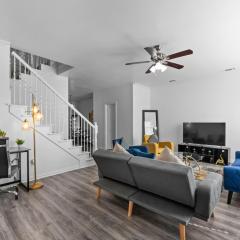 Spacious 4BR by AT&T Stadium and Six Flags I Free Parking I Workspace