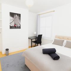 Modern 3-Bed Home - Free Parking -12 min to Central London