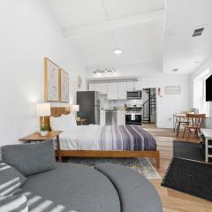 Bright and Cozy 1A Modern and Stylish Studio Apartment, Free Street Parking